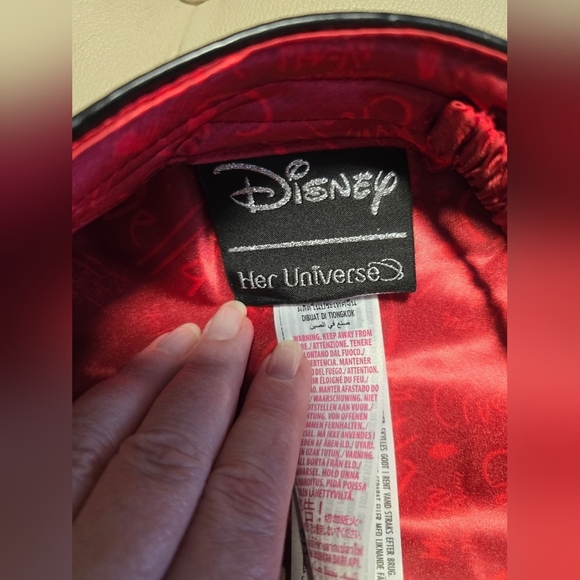 DISNEY HER UNIVERSE CRUELLA Black Red Lining Studded Women's Cap - Picture 5 of 7